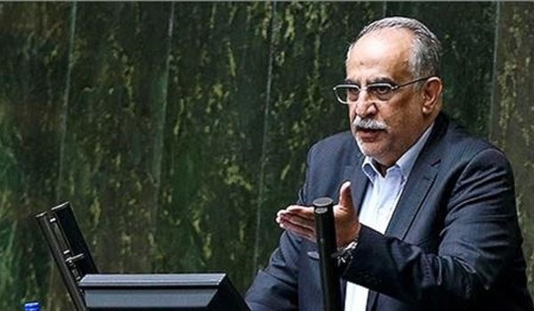 وزير الاقتصاد الإيراني مسعود كرباسيان خلال جلسة استجوابه في مجلس الشورى وزير الاقتصاد الإيراني مسعود كرباسيان خلال جلسة استجوابه في مجلس الشورى