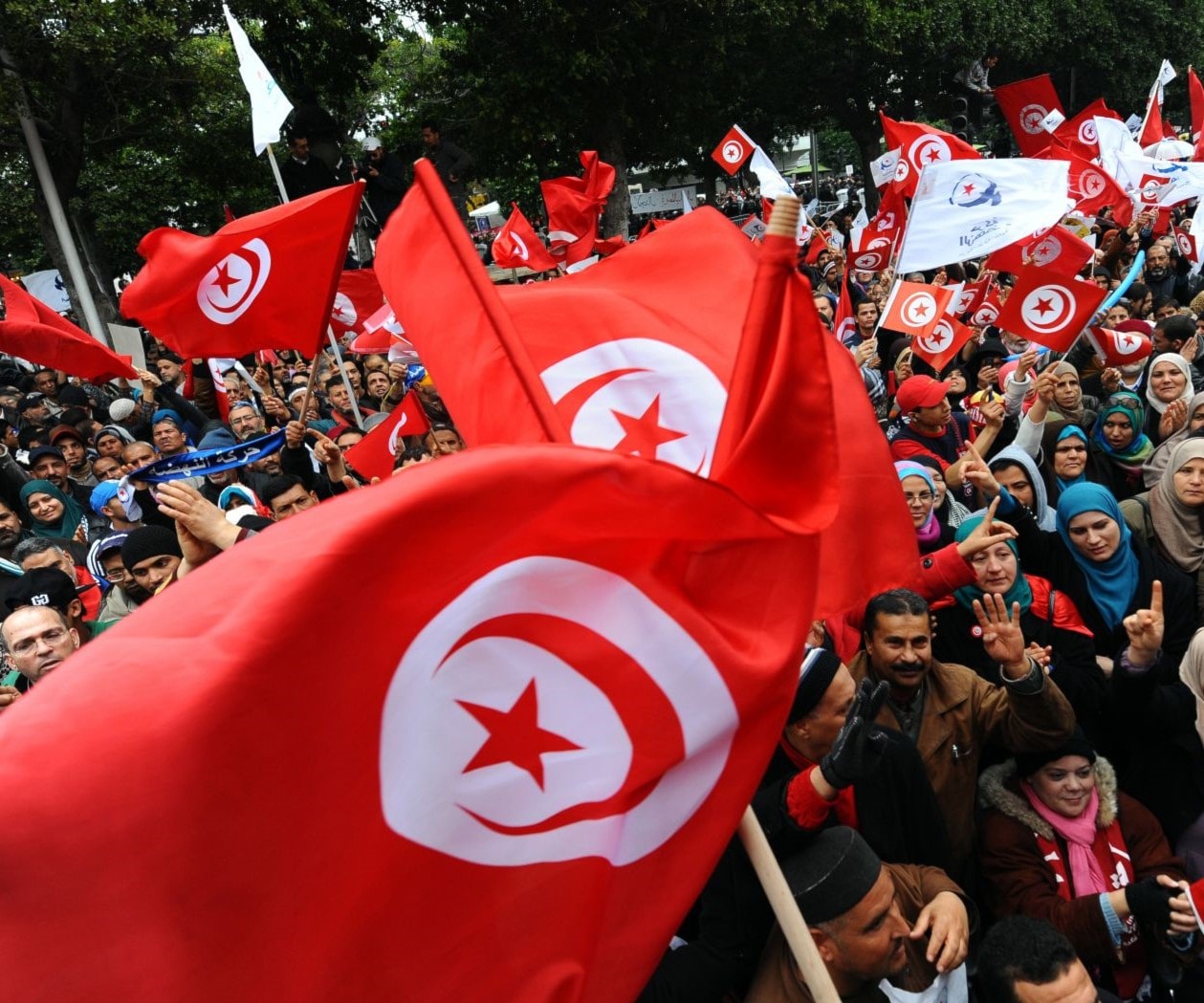 يكمن الوهم الكبير في ادّعاء أن دستور تونس الجديد قد حسم الجدل في عدّة قضايا يكمن الوهم الكبير في ادّعاء أن دستور تونس الجديد قد حسم الجدل في عدّة قضايا