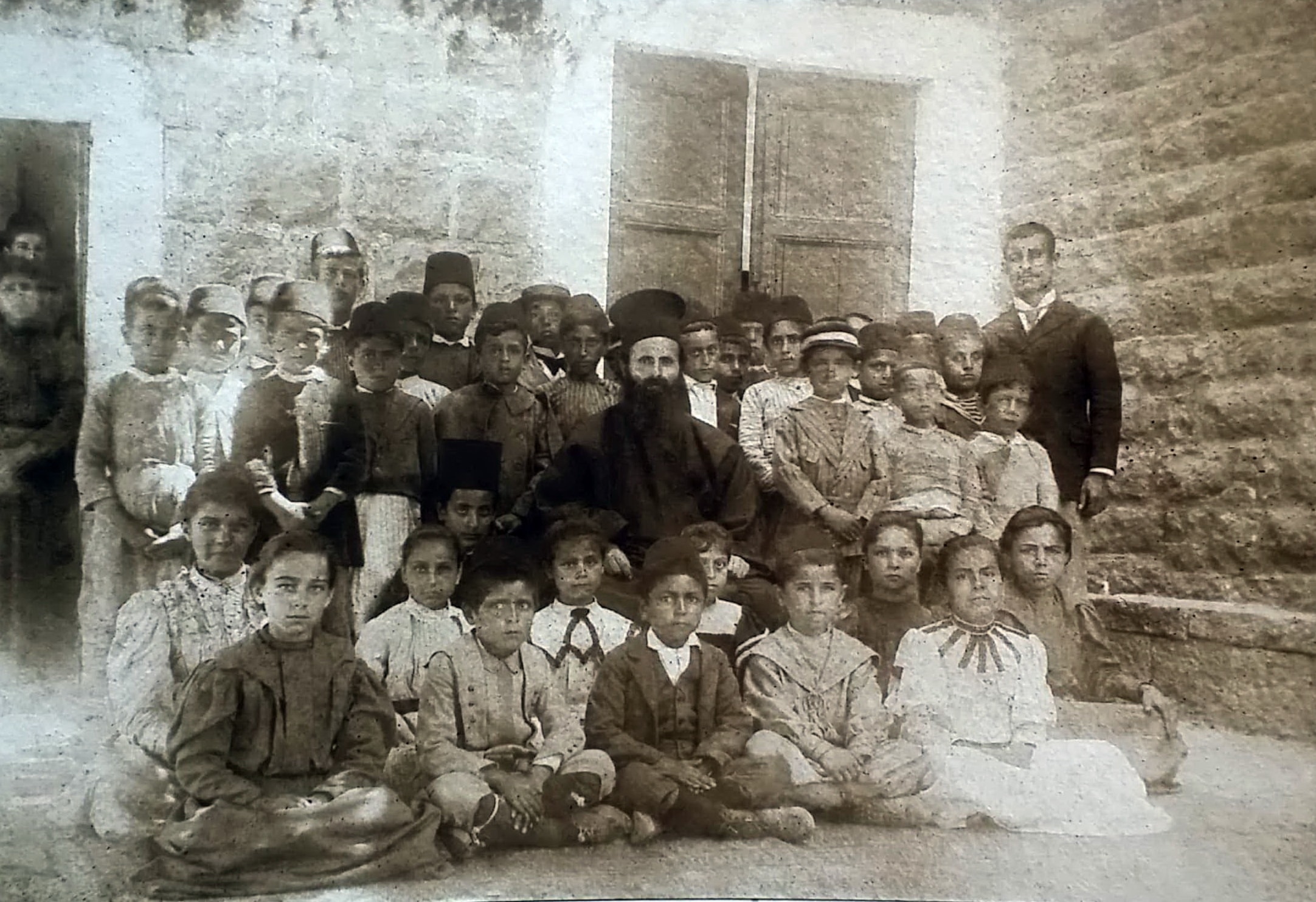 في باحة مدرسة سوق الغرب المختلطة ربيع 1898 في باحة مدرسة سوق الغرب المختلطة ربيع 1898