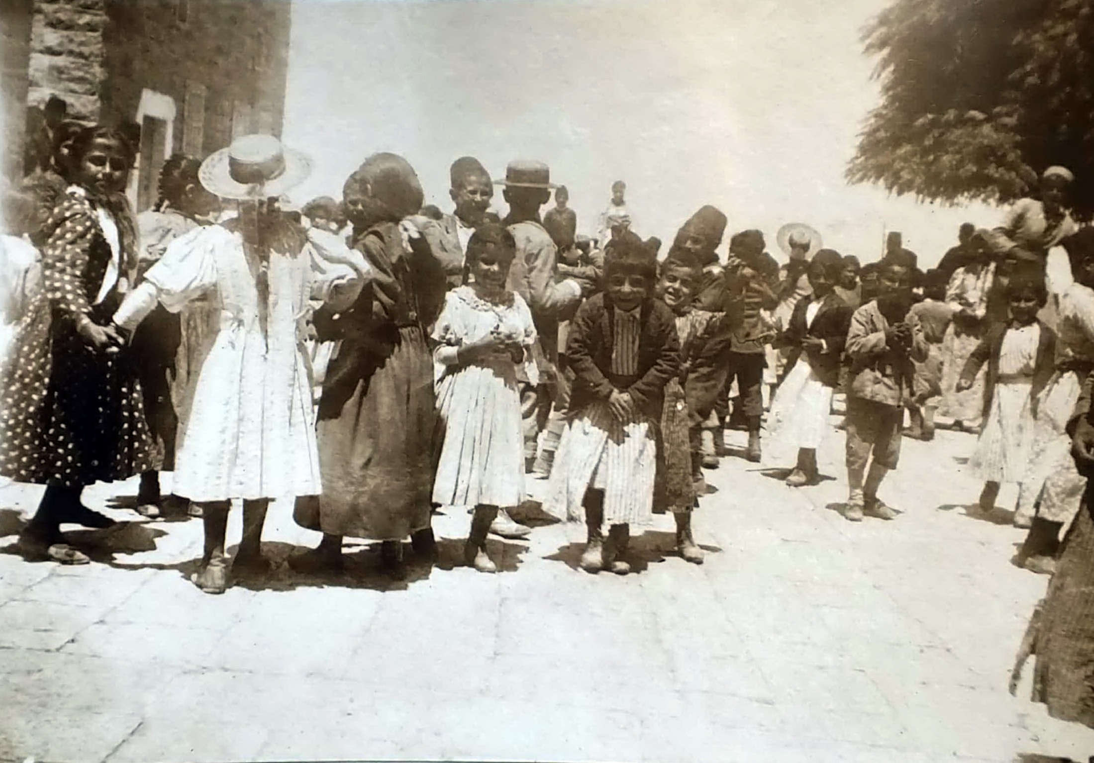 في باحة مدرسة سوق الغرب المختلطة ربيع 1898 في باحة مدرسة سوق الغرب المختلطة ربيع 1898