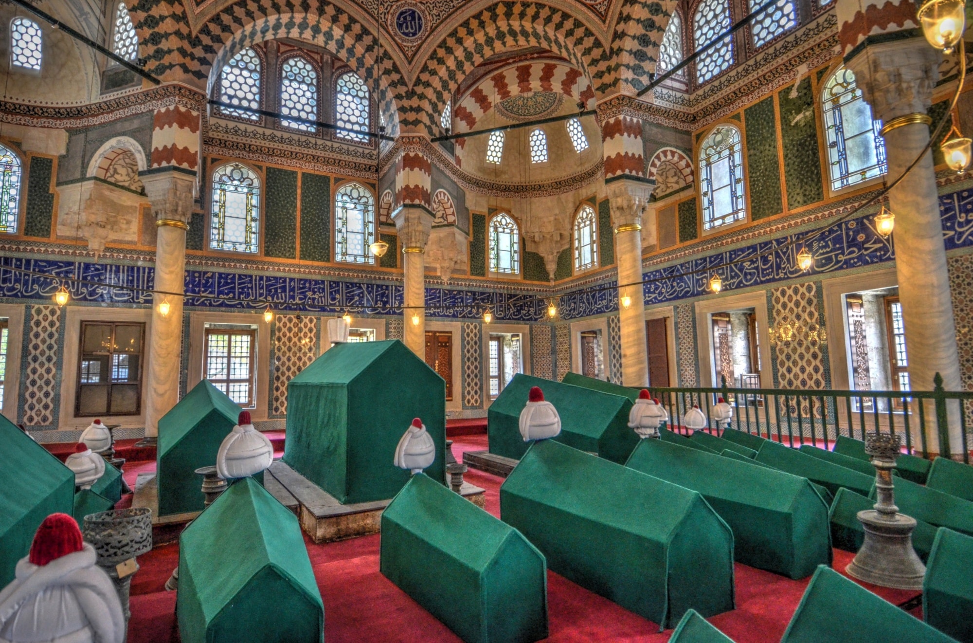 أضرحة السلاطين من بينها مراد وأشقاء محمد الثالث في متحف آية صوفيا في اسطنبول أضرحة السلاطين من بينها مراد وأشقاء محمد الثالث في متحف آية صوفيا في اسطنبول