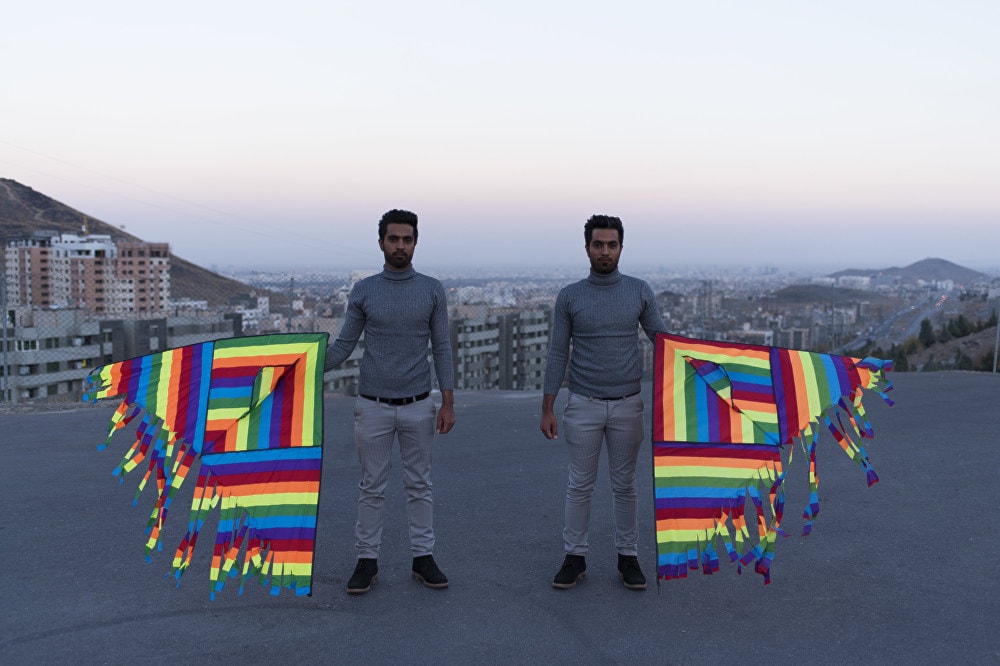 إحدى صور سلسلة "توأم" إحدى صور سلسلة "توأم"
