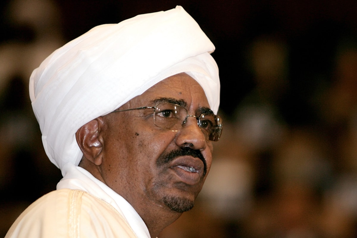 الرئيس السوداني يعيّن معتز موسى رئيساً للحكومة وبكري حسن صالح نائباً أول لرئيس الجمهورية الرئيس السوداني يعيّن معتز موسى رئيساً للحكومة وبكري حسن صالح نائباً أول لرئيس الجمهورية