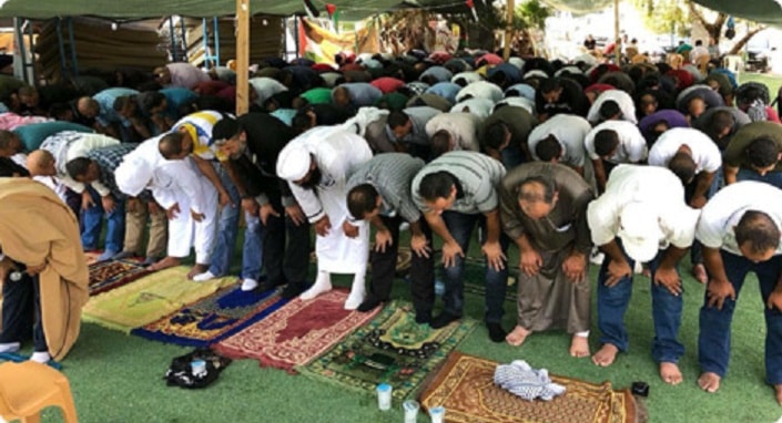 أهالي الخان الأحمر صلّوا فوق أراضيهم المهددة بالمصادرة من قبل قوات الاحتلال أهالي الخان الأحمر صلّوا فوق أراضيهم المهددة بالمصادرة من قبل قوات الاحتلال