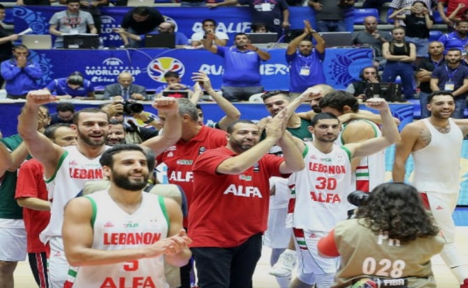 لاعبو لبنان يحتفلون بالفوز لاعبو لبنان يحتفلون بالفوز