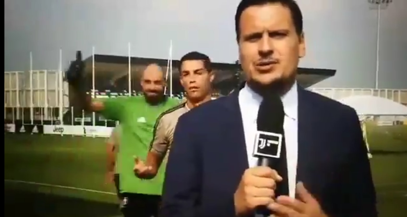 رونالدو يقلّد الصحفي رونالدو يقلّد الصحفي