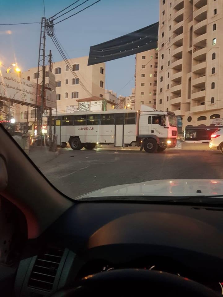 شبّان فلسطينيون يتصدون لقوات الاحتلال في قلنديا شبّان فلسطينيون يتصدون لقوات الاحتلال في قلنديا