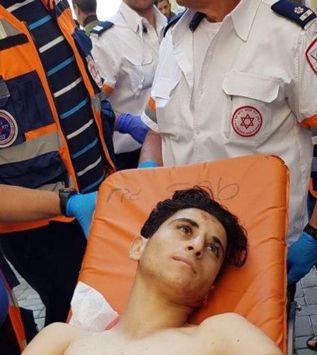 وسائل اعلام إسرائيلية أرجعت سبب استهداف الشاب الفلسطيني إلى تنفيذه عملية طعن ضد مستوطن وسائل اعلام إسرائيلية أرجعت سبب استهداف الشاب الفلسطيني إلى تنفيذه عملية طعن ضد مستوطن