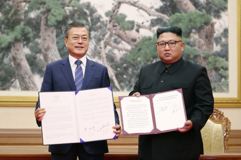 الكوريّتان توقّعان اتفاقيات لنزع فتيل التوتر في شبه الجزيرة الكورية (أ ف ب) الكوريّتان توقّعان اتفاقيات لنزع فتيل التوتر في شبه الجزيرة الكورية (أ ف ب)