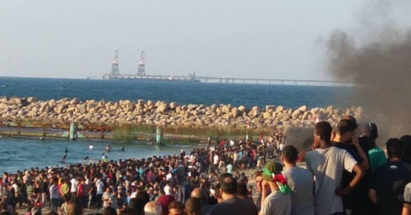 قوات الاحتلال تطلق النار وقنابل الغاز باتجاه المشاركين في المسير البحري على شاطئ بحر غزة قوات الاحتلال تطلق النار وقنابل الغاز باتجاه المشاركين في المسير البحري على شاطئ بحر غزة