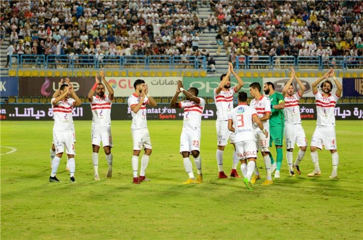 لاعبو الزمالك يحتفلون بالفوز لاعبو الزمالك يحتفلون بالفوز