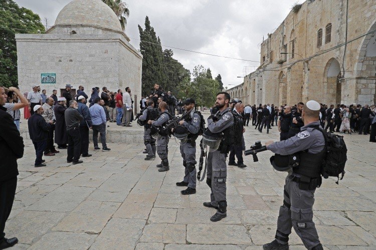 أكثر من 420 مستوطناً يقتحمون باحات المسجد الأقصى بحراسة قوات الاحتلال أكثر من 420 مستوطناً يقتحمون باحات المسجد الأقصى بحراسة قوات الاحتلال