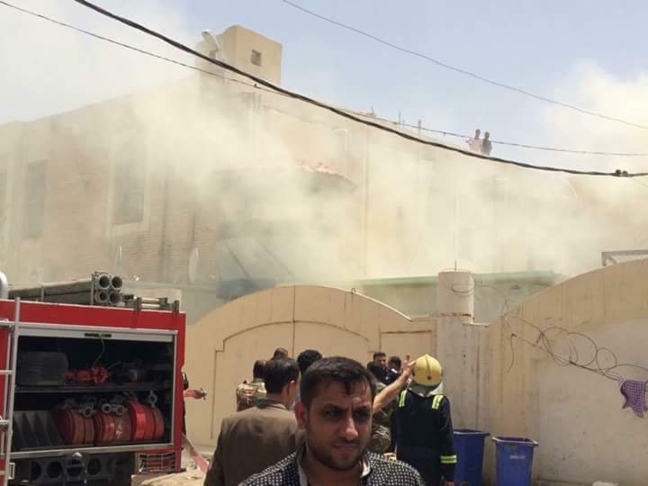 نشوب حريق في مبنى مجلس محافظة البصرة بعد تجدد التظاهرات المطلبية نشوب حريق في مبنى مجلس محافظة البصرة بعد تجدد التظاهرات المطلبية