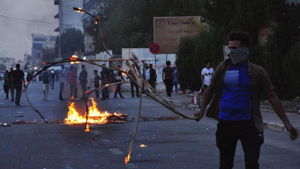 مركز الاعلام الأمني يناشد المتظاهرين الحفاظ على الممتلكات العامة والخاصة ومؤازرة القوات الأمنية في البصرة مركز الاعلام الأمني يناشد المتظاهرين الحفاظ على الممتلكات العامة والخاصة ومؤازرة القوات الأمنية في البصرة