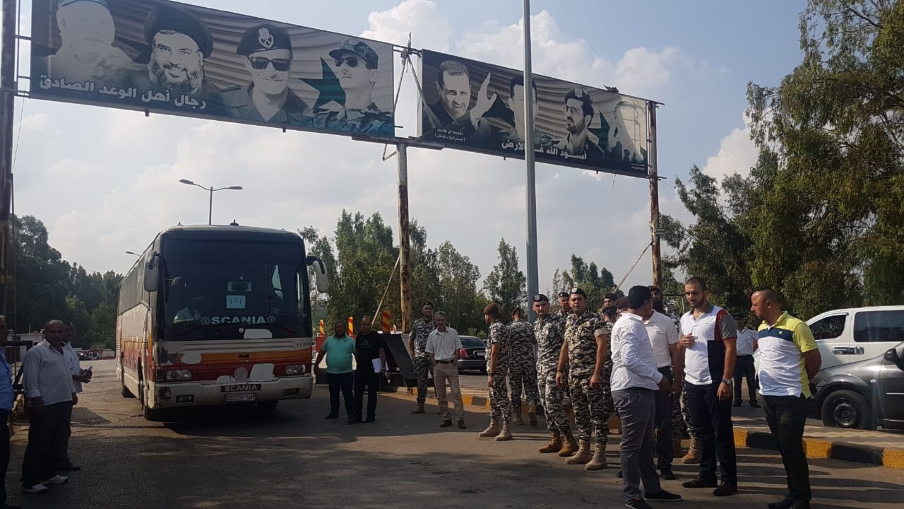 غادرت اليوم الأحد دفعة جديدة من النازحين السوريين لبنان إلى سوريا غادرت اليوم الأحد دفعة جديدة من النازحين السوريين لبنان إلى سوريا