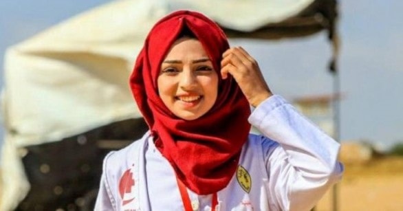 رزان النجار انضمت إلى صفوف شهداء غزة وسوف تظهر صورتها المبتسمة على الجدران واللوحات الإعلانية في جميع أنحاء القطاع رزان النجار انضمت إلى صفوف شهداء غزة وسوف تظهر صورتها المبتسمة على الجدران واللوحات الإعلانية في جميع أنحاء القطاع
