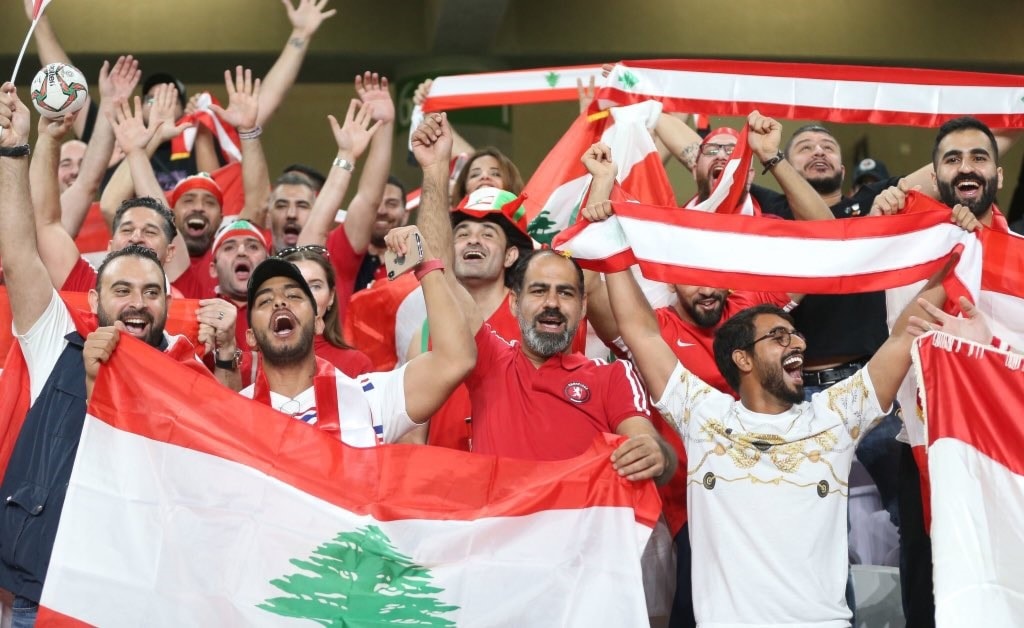 قام الجمهور اللبناني بحملة تنظيف للمدرجات بعد انتهاء المباراة قام الجمهور اللبناني بحملة تنظيف للمدرجات بعد انتهاء المباراة