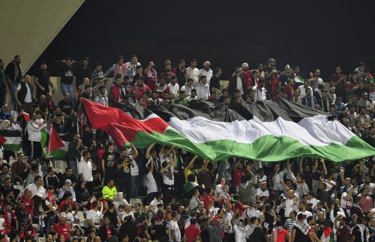 قدّم منتخب فلسطين أداء دفاعياً مميزاً أمام سوريا وحصد نقطة التعادل (أ ف ب) قدّم منتخب فلسطين أداء دفاعياً مميزاً أمام سوريا وحصد نقطة التعادل (أ ف ب)