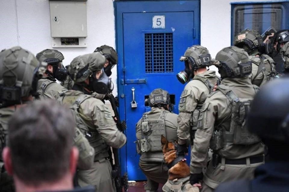 الصورة من اقتحام قوات القمع الإسرائيلية لسجن عوفر الصورة من اقتحام قوات القمع الإسرائيلية لسجن عوفر