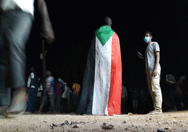 احتجاجات ليلية شهدتها مدن عديدة في السودان للمطالبة بتنحي الرئيس عمر البشير (أ ف ب) احتجاجات ليلية شهدتها مدن عديدة في السودان للمطالبة بتنحي الرئيس عمر البشير (أ ف ب)