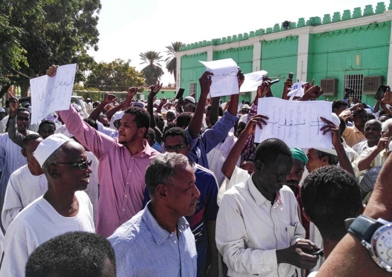 المحتجون السودانيون احتشدوا بدعوة من تجمع المهنيين السودانيين (أ ف ب) المحتجون السودانيون احتشدوا بدعوة من تجمع المهنيين السودانيين (أ ف ب)