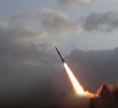 إطلاق 8 صواريخ "زلزال1" على مواقع التحالف السعودي في جيزان إطلاق 8 صواريخ "زلزال1" على مواقع التحالف السعودي في جيزان