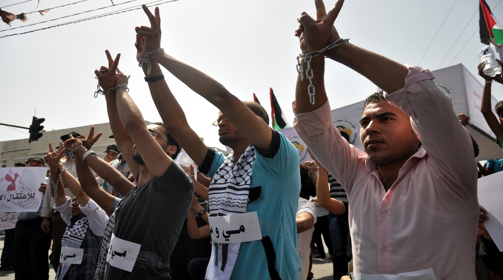 يظن الصهيوني أن الأسير الفلسطيني سيصل لحالة من اليأس تجعله يكفر بكل المبادىء الوطنية الفلسطينية العادلة يظن الصهيوني أن الأسير الفلسطيني سيصل لحالة من اليأس تجعله يكفر بكل المبادىء الوطنية الفلسطينية العادلة