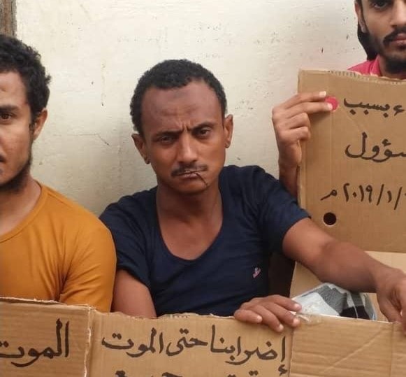 السجناء المضربون عن الطعام قاموا بخياطة أفواههم وإقفالها عمداً احتجاجاً على أوضاعهم الصعبة السجناء المضربون عن الطعام قاموا بخياطة أفواههم وإقفالها عمداً احتجاجاً على أوضاعهم الصعبة