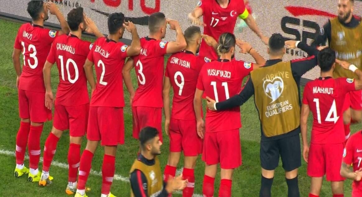لاعبو منتخب تركيا خلال تأديتهم التحية العسكرية لاعبو منتخب تركيا خلال تأديتهم التحية العسكرية