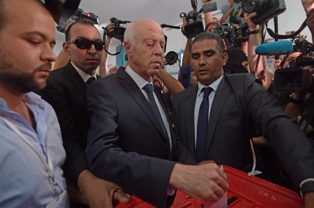 الرئيس التونسي الجديد قيس سعيد خلال إدلائه بصوته (أ ف ب) الرئيس التونسي الجديد قيس سعيد خلال إدلائه بصوته (أ ف ب)