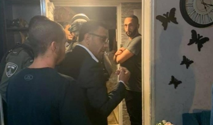 شرطة الاحتلال الإسرائيلي تعتقل محافظ القدس عدنان غيث بعد مداهمة منزله في سلوان شرطة الاحتلال الإسرائيلي تعتقل محافظ القدس عدنان غيث بعد مداهمة منزله في سلوان