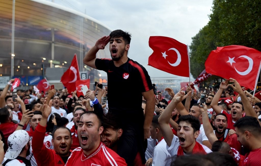 ... وجمهورهم أيضاً (أ ف ب) ... وجمهورهم أيضاً (أ ف ب)