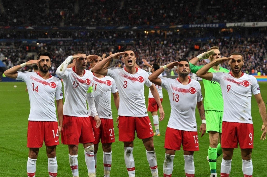 اللاعبون الأتراك خلال تأديتهم التحية العسكرية في ملعب "سان دوني" (أ ف ب) اللاعبون الأتراك خلال تأديتهم التحية العسكرية في ملعب "سان دوني" (أ ف ب)