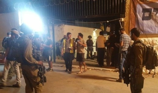 إصابة عشرات الفلسطينيين بالغاز والرصاص الحي في نابلس إصابة عشرات الفلسطينيين بالغاز والرصاص الحي في نابلس