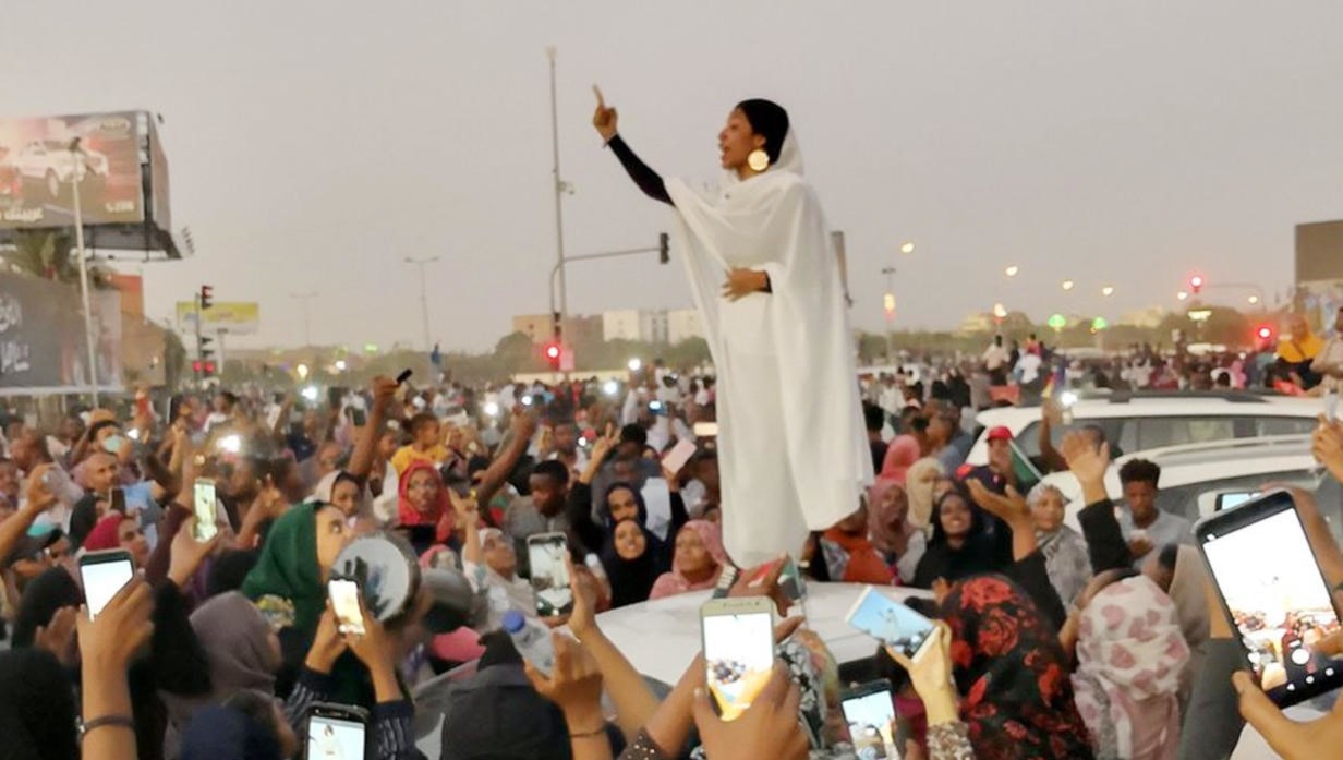 الكنداكة السودانية تحفز المتظاهرين وتغني بينهم الكنداكة السودانية تحفز المتظاهرين وتغني بينهم