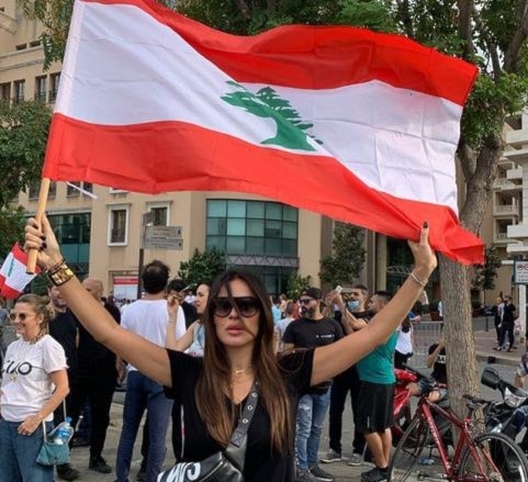 ملكة جمال لبنان السابقة والممثلة ندين نسيم نجيم تشارك في التظاهرات ملكة جمال لبنان السابقة والممثلة ندين نسيم نجيم تشارك في التظاهرات