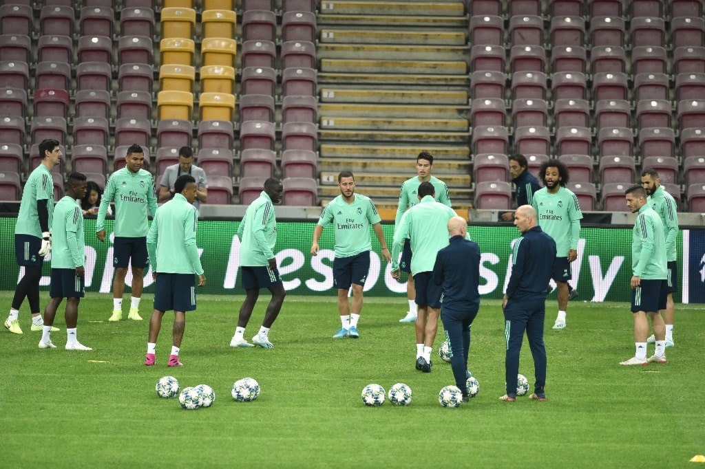 زيدان ولاعبو ريال مدريد خلال الحصة التدريبية (أ ف ب) زيدان ولاعبو ريال مدريد خلال الحصة التدريبية (أ ف ب)