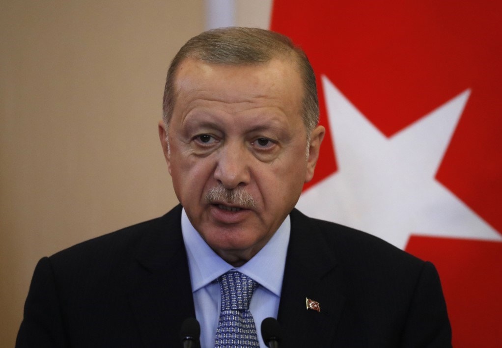 إردوغان خلال مؤتمر صحفي مع نظيره الروسي في سوشي أمس (أ.ف.ب) إردوغان خلال مؤتمر صحفي مع نظيره الروسي في سوشي أمس (أ.ف.ب)
