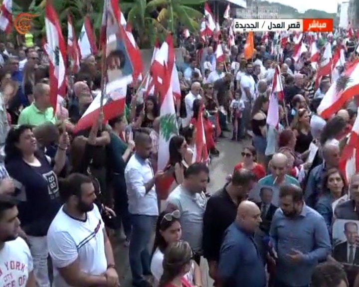 متظاهرون مؤيدون لعون: نحن ضد الفتنة ومن يحركها والذين يريدون أن يعيدوننا إلى زمن الميليشيات متظاهرون مؤيدون لعون: نحن ضد الفتنة ومن يحركها والذين يريدون أن يعيدوننا إلى زمن الميليشيات