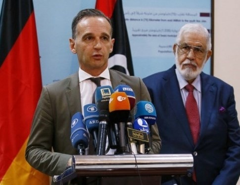 هايكو ماس خلال مؤتمر صحفي مع نظيره الليبي أمس الأحد في ليبيا (أ.ف.ب) هايكو ماس خلال مؤتمر صحفي مع نظيره الليبي أمس الأحد في ليبيا (أ.ف.ب)