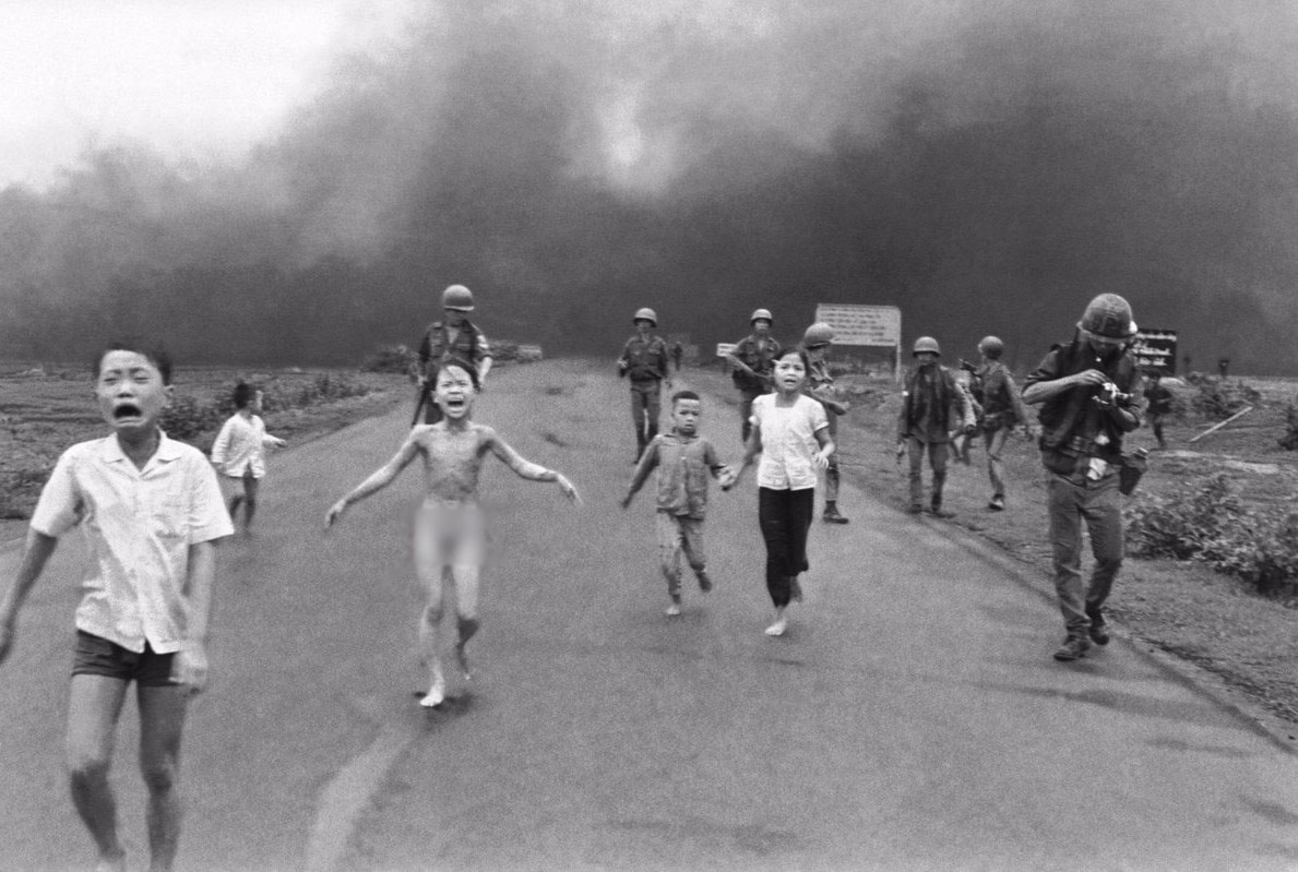 صورة الطفلة التي فرّت عارية من الهجوم على فيتنام، التقطت عام 1972. صورة الطفلة التي فرّت عارية من الهجوم على فيتنام، التقطت عام 1972.