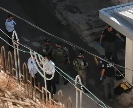 لحظة إطلاق قوات الاحتلال النار على سيدة فلسطينية بالخليل لحظة إطلاق قوات الاحتلال النار على سيدة فلسطينية بالخليل