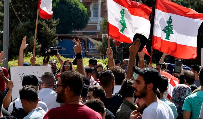 احتجاجات في بيروت والمناطق اللبنانية على تفاقم الأزمة الاقتصادية احتجاجات في بيروت والمناطق اللبنانية على تفاقم الأزمة الاقتصادية