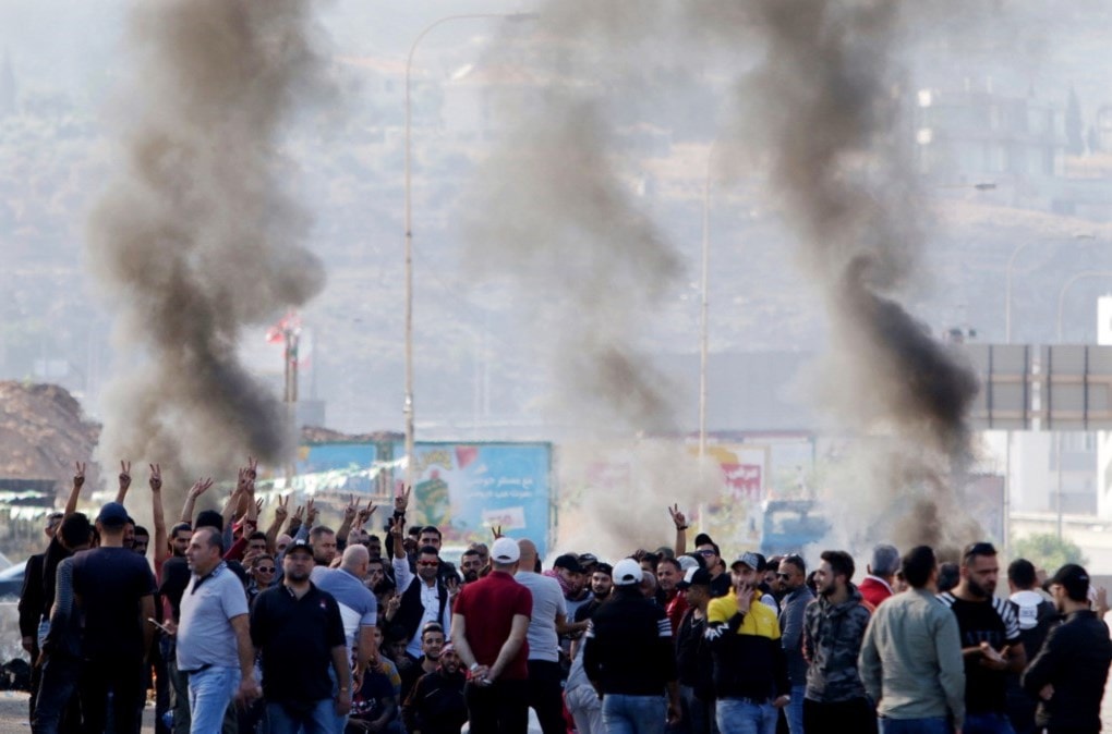 وقفات احتجاجية في اليوم الـ27 للحراك الشعبي في لبنان (أ ف ب). وقفات احتجاجية في اليوم الـ27 للحراك الشعبي في لبنان (أ ف ب).