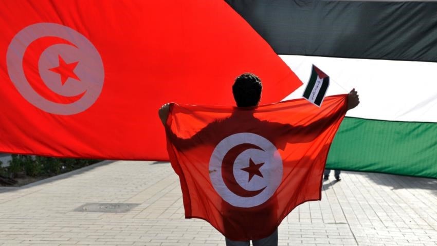 العلمين الفلسطيني والتونسي في مظاهرة رافضة للتطبيع مع العدو في تونس العلمين الفلسطيني والتونسي في مظاهرة رافضة للتطبيع مع العدو في تونس