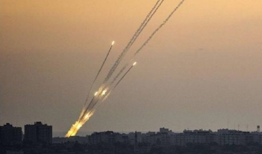 صواريخ المقاومة الفلسطينية تنهال على المستوطنات الإسرائيلية (من الأرشيف) صواريخ المقاومة الفلسطينية تنهال على المستوطنات الإسرائيلية (من الأرشيف)