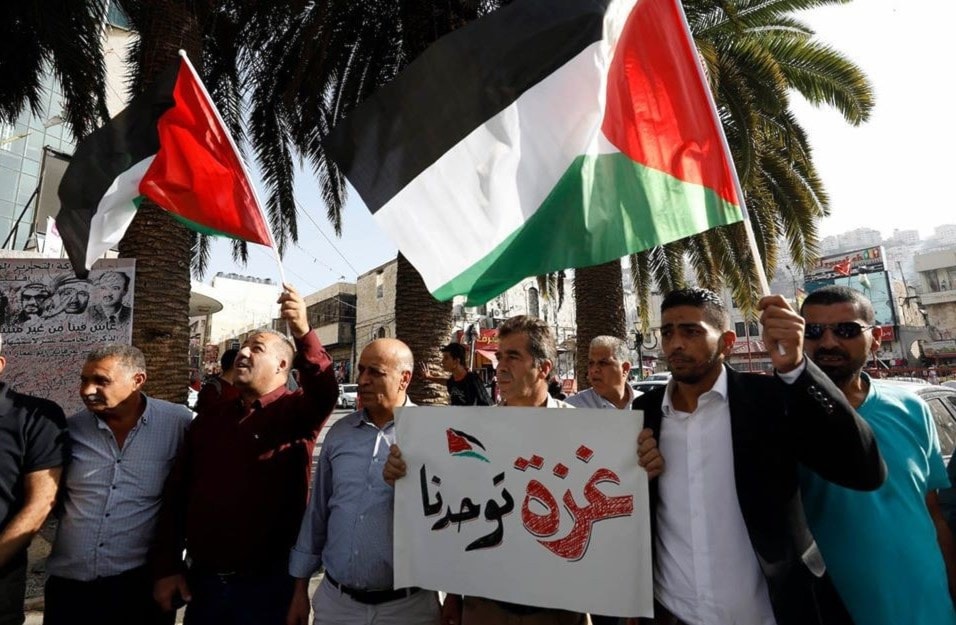 الفلسطينيون يتظاهرون في الضفة الغربية دعماً لغزة الفلسطينيون يتظاهرون في الضفة الغربية دعماً لغزة