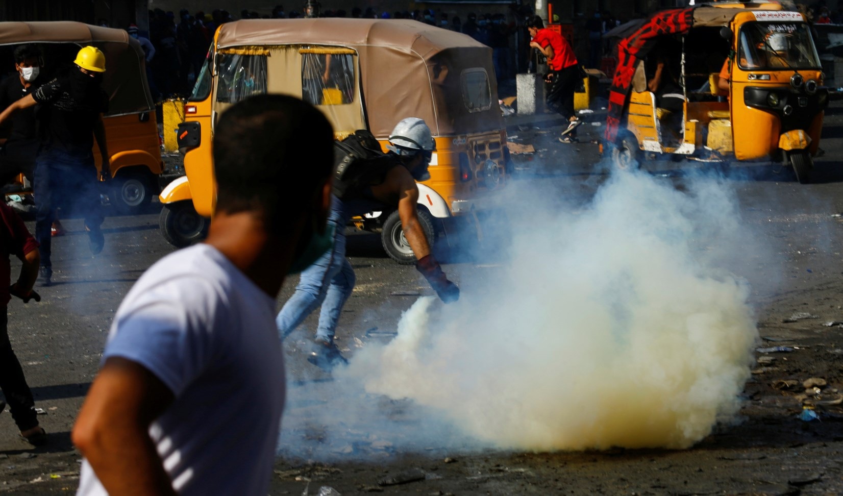 قتيل و 16 جريحاً بانفجار عبوة في بغداد وصدامات بين قوات الأمن والمتظاهرين قتيل و 16 جريحاً بانفجار عبوة في بغداد وصدامات بين قوات الأمن والمتظاهرين