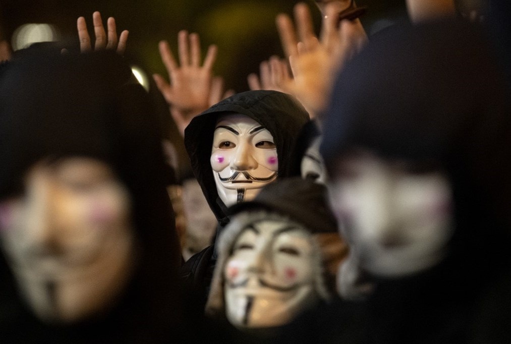 هونغ كونغ: المحكمة العُليا تسمح للمتظاهرين إرتداء الأقنعة هونغ كونغ: المحكمة العُليا تسمح للمتظاهرين إرتداء الأقنعة