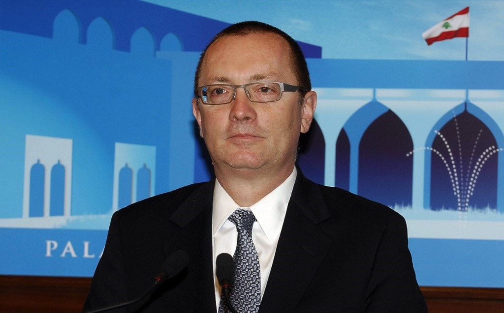 فيلتمان يحاول التدخّل في شؤون لبنان والمتظاهرون يصرّون على منعه (أ ف ب). فيلتمان يحاول التدخّل في شؤون لبنان والمتظاهرون يصرّون على منعه (أ ف ب).